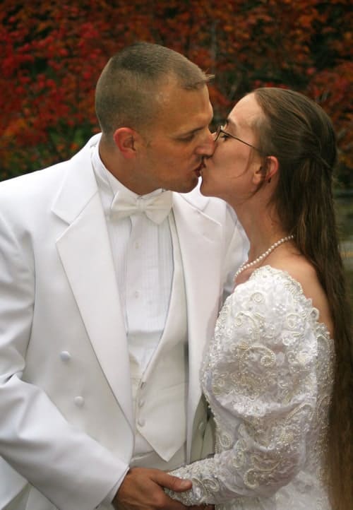 wedding picture first kiss